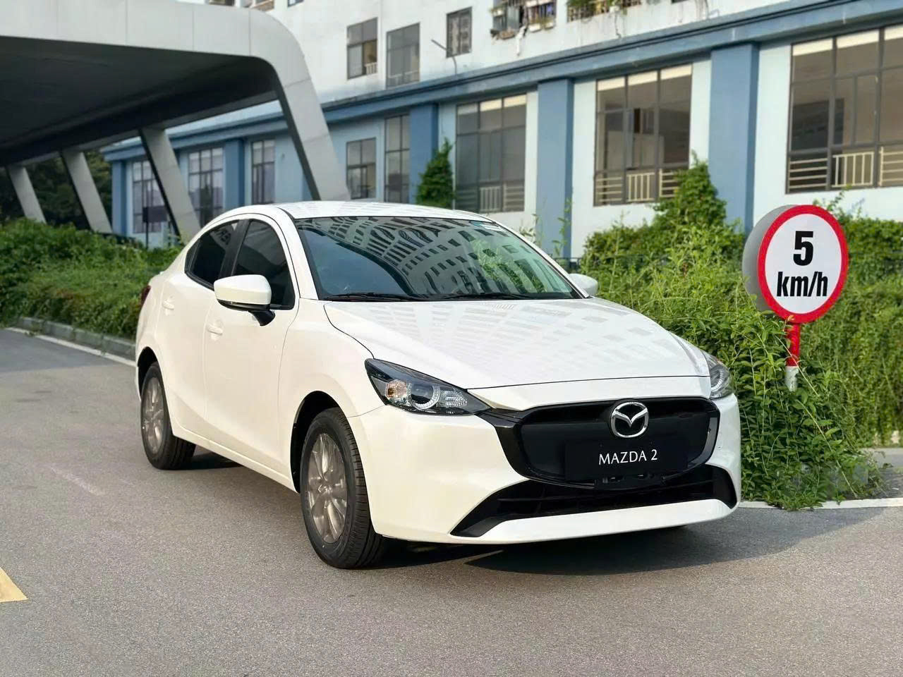 1 New Mazda 2 Mau Sedan Duoc San Don